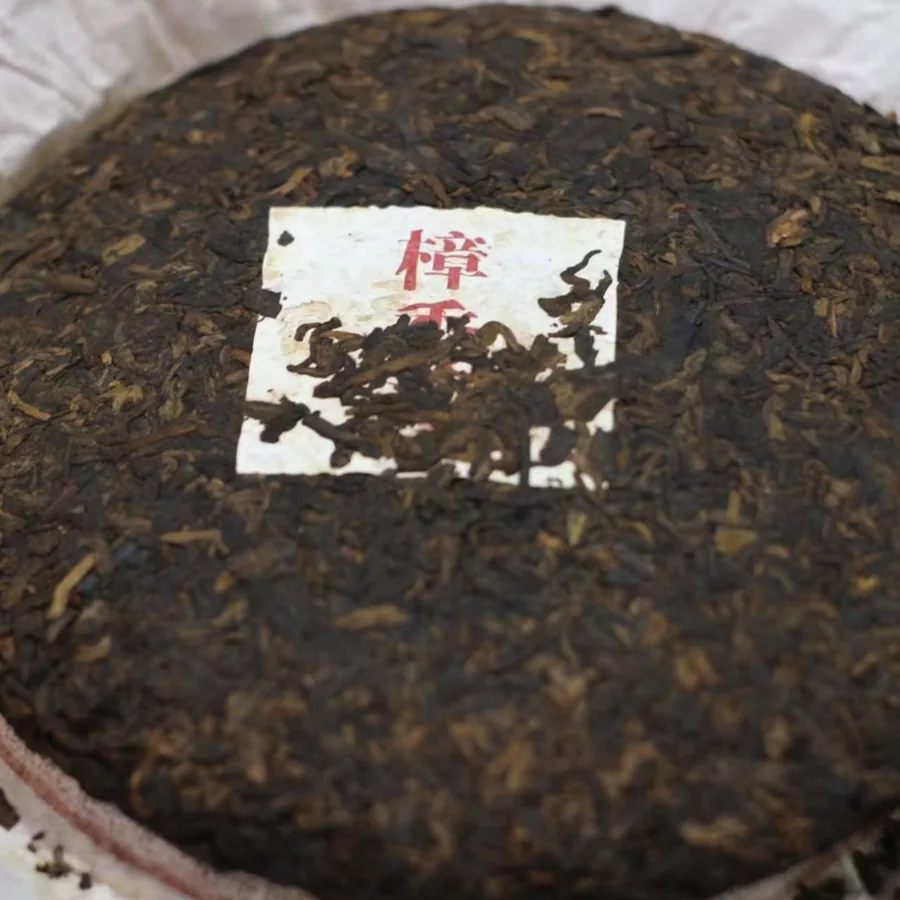 Король камфорного аромата 2010г 357гр (uǒgǎn Zhāngxiāng Wáng Yǒngfā Cháchǎng Chūpǐn Yúnnán Pǔ'ěr Chénnián Lǎo Shúchá) — фото