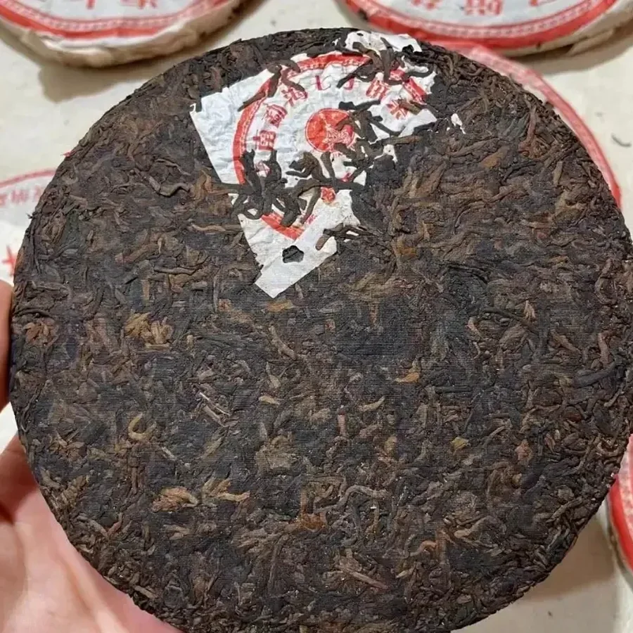 Золотистыми ворсинками со старых деревьев  (Měnghǎi Qīzǐ Bǐngchá Pǔ'ěr Jīnháo Gǔshù Shúchá) — фото