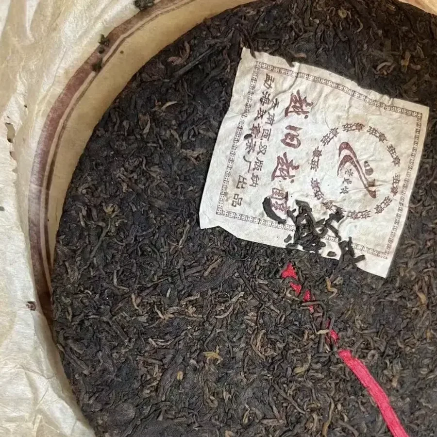 Золотые почки ранней весны 2005г 357гр  (Bānzhāng Cháchǎng Lǎo Màn'é Yuè Jiù Yuè Chún Zǎochūn Jīnyá Shúchá) — фото